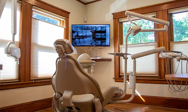 Dentist using intraoral Camera to capture smile images