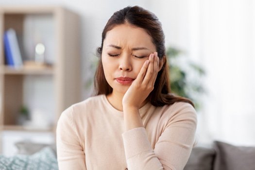 Patient experiencing toothache at home